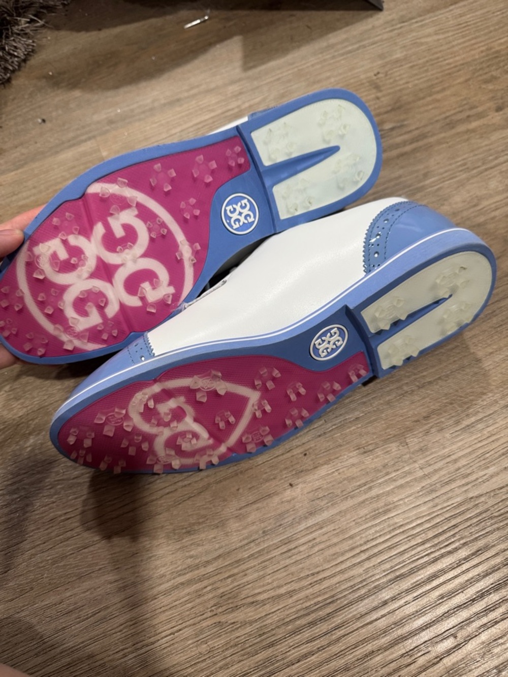 New G/FORE women’s White & Light Blue Cap-Toe Oxfords - Picture 3 of 4